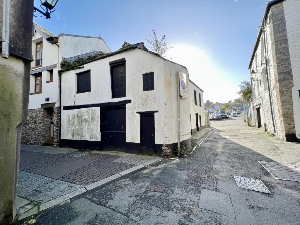 Lot: 27 - TOWN CENTRE DEVELOPMENT OPPORTUNITY WITH APPROVED PLANNING PERMISSION - General view of side of building